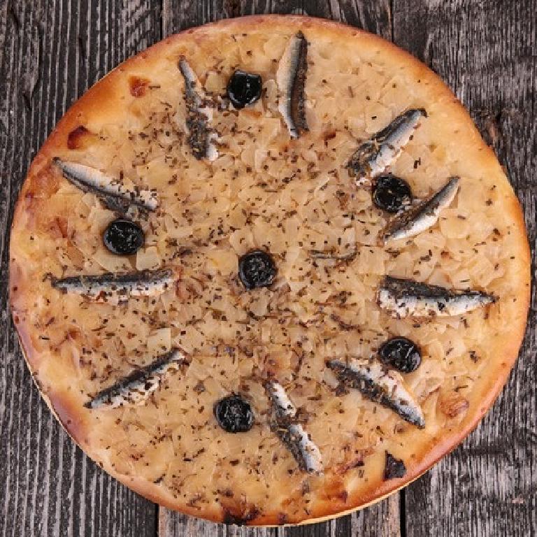 photo d'une tarte à l'oignon et aux anchois (pissaladière)