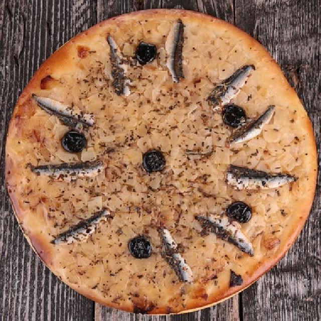 photo d'une tarte à l'oignon et aux anchois (pissaladière)