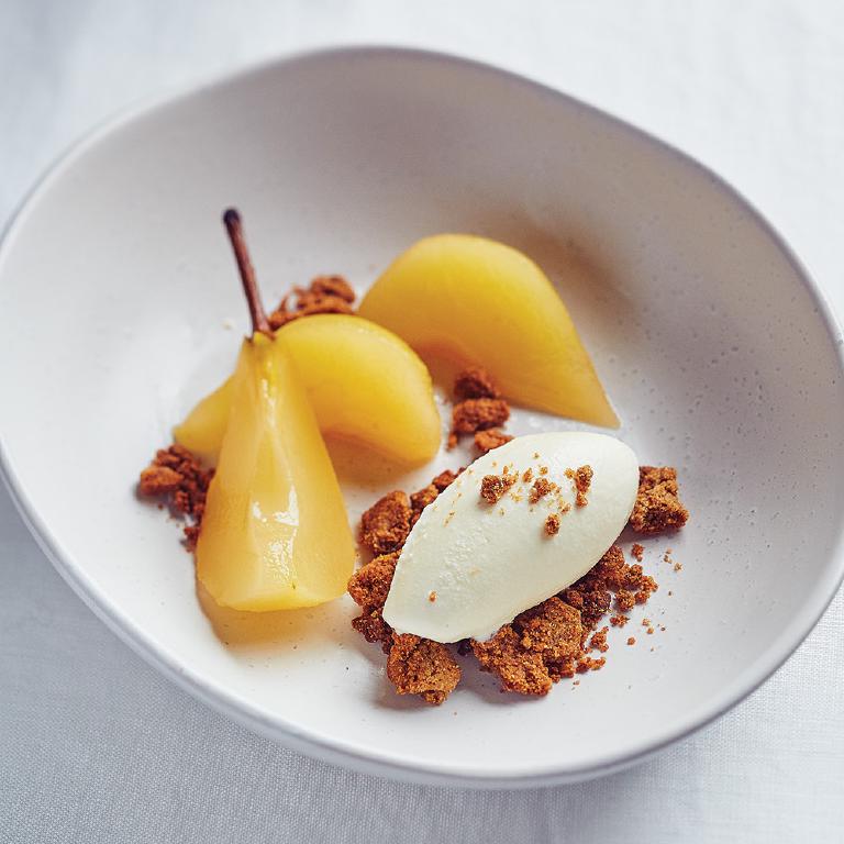 une assiette contenant des poires confites au vin blanc avec une boule de glace