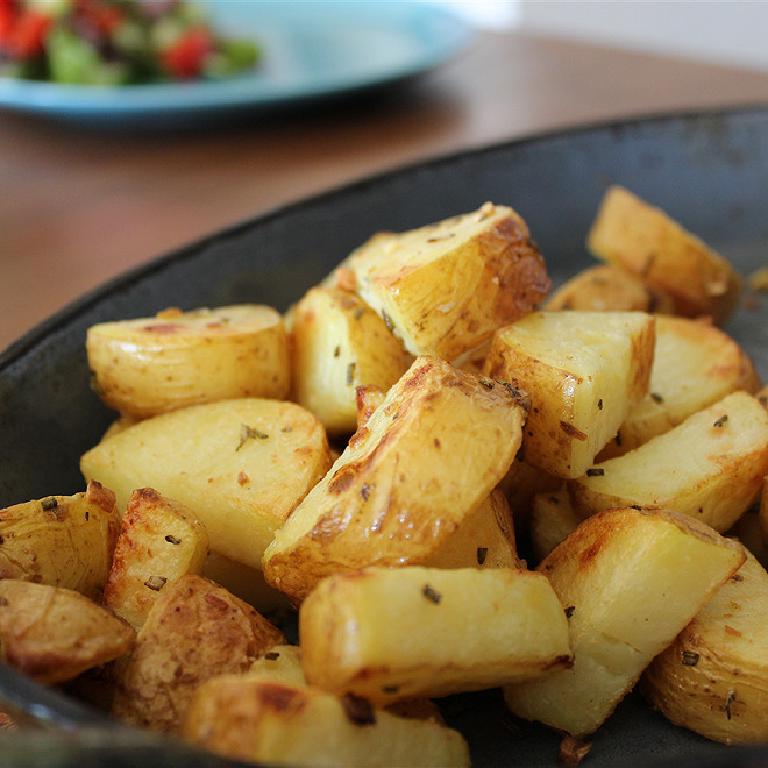 Un plat de pommes de terres rôties au four