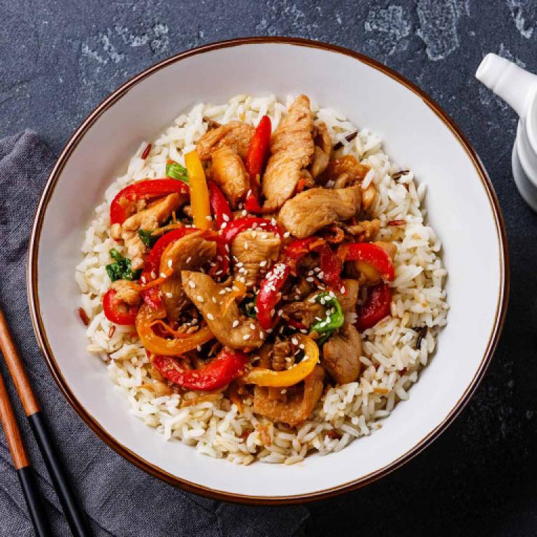 une assiette de poulet sauté à la sauce huître servi avec du riz nature