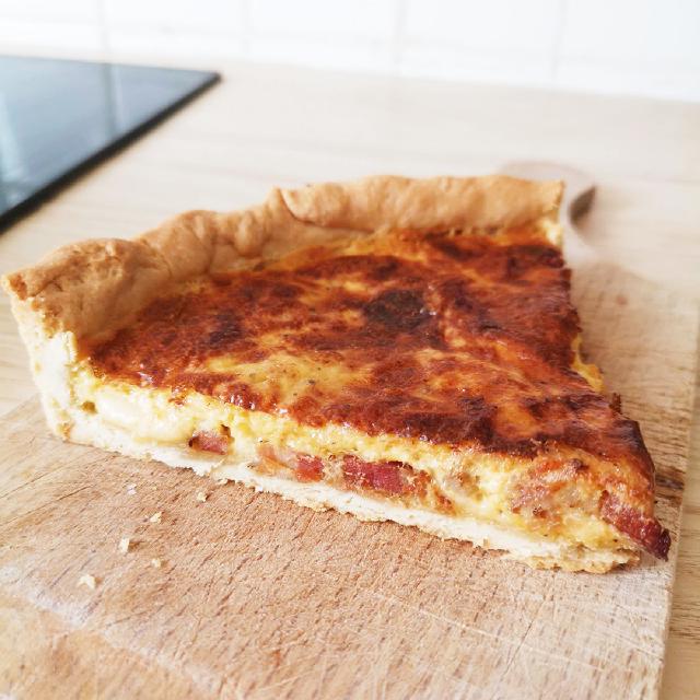 une portion de quiche lorraine