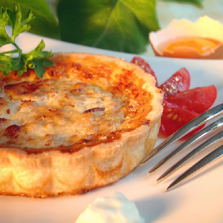 une quiche provençale à la tomate et aux poivrons