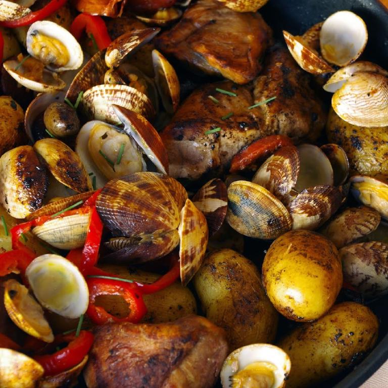 une assiette de ragout de porc aux palourdes