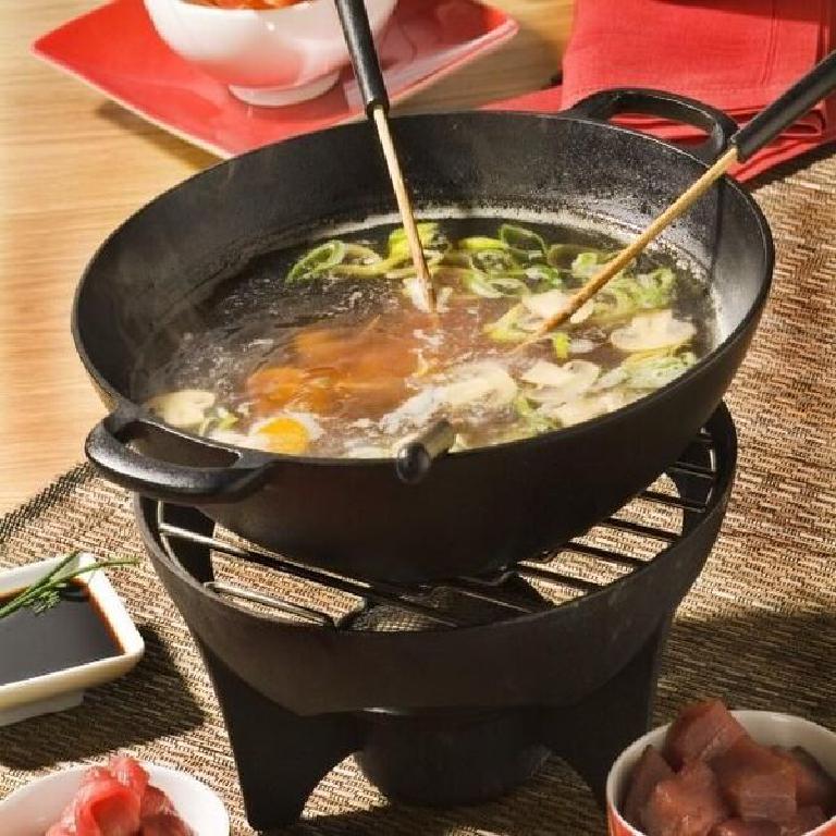 une fondue chinoise dans son appareil ou hot pot