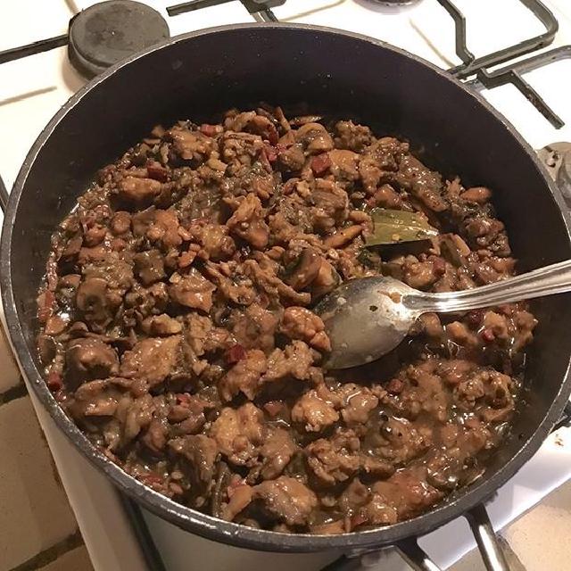 une assiette de ris de porc au jambon de pays et aux champignons