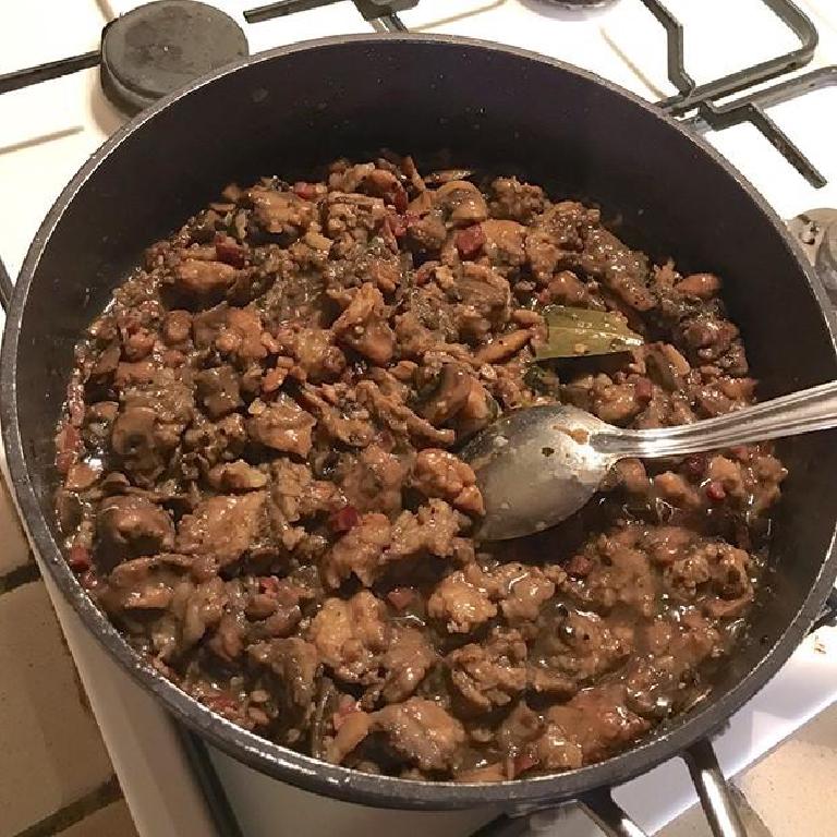 une assiette de ris de porc au jambon de pays et aux champignons