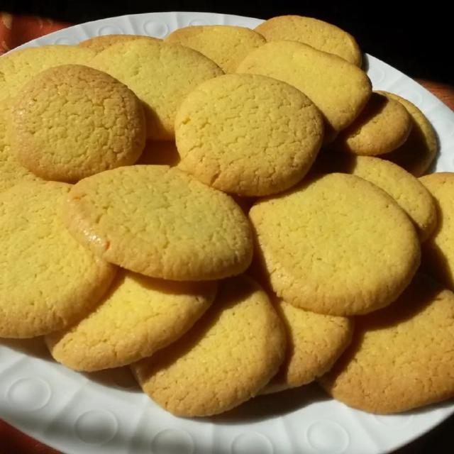 Des sablés disposés sur une assiette blanche