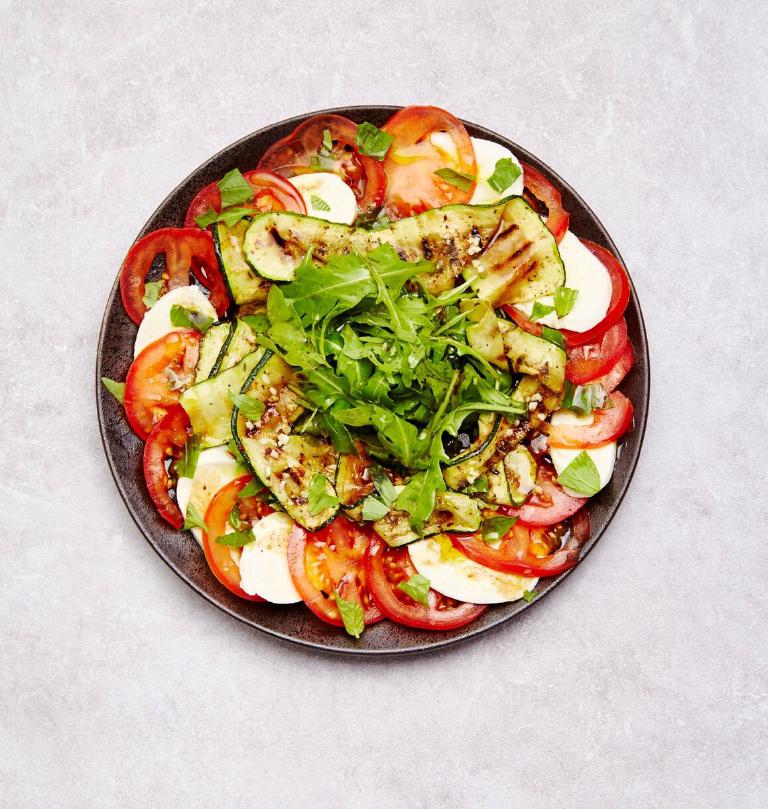 Une assiette de salade italienne avec de la mozzarella