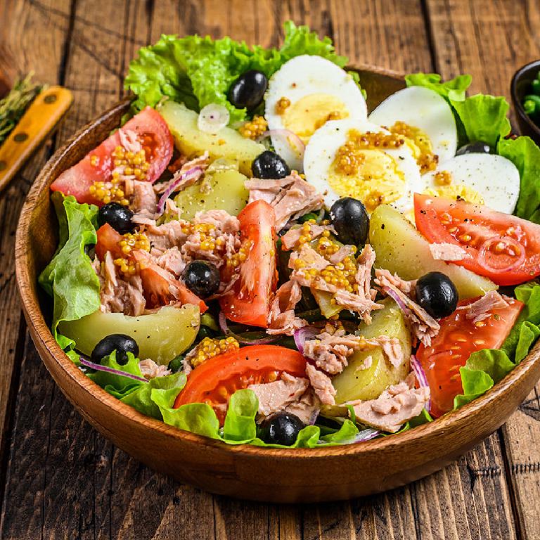 un plat de salade niçoise