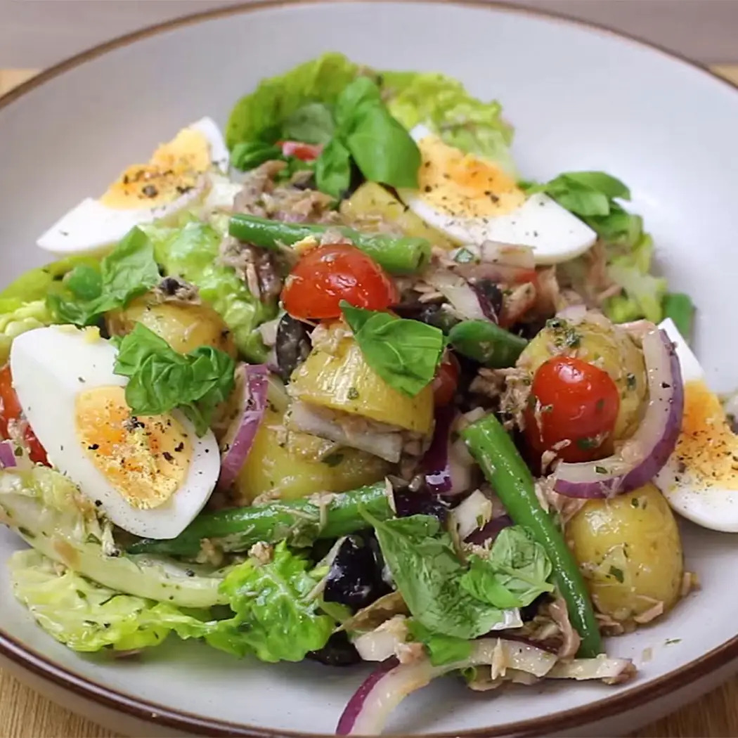 une assiette de salade niçoise