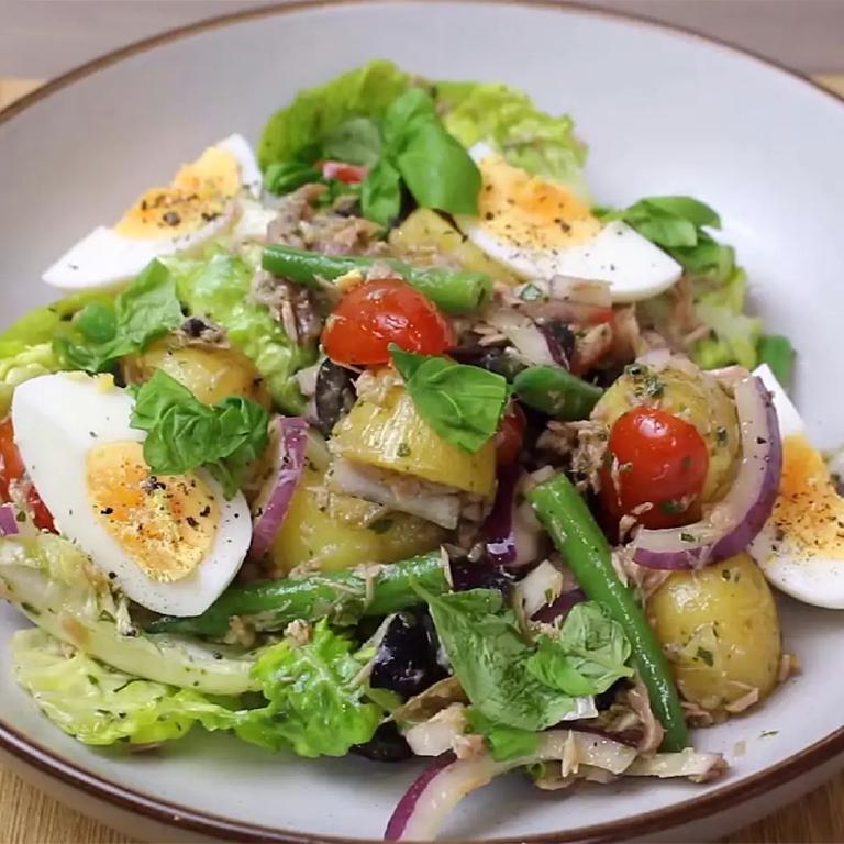une assiette de salade niçoise