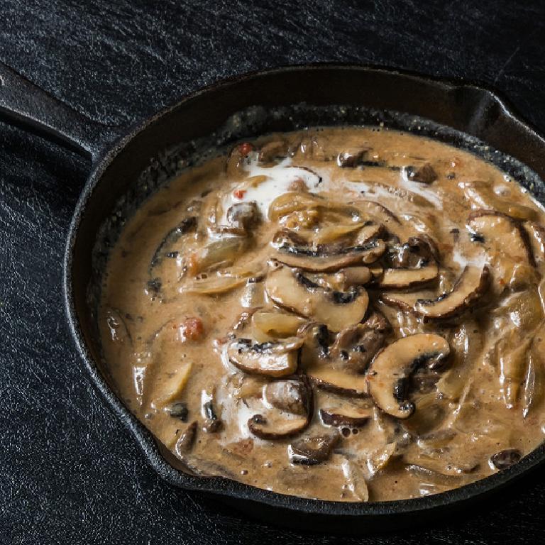 une poêle avec de la sauce aux champignons pour accompagner des pâtes ou du riz
