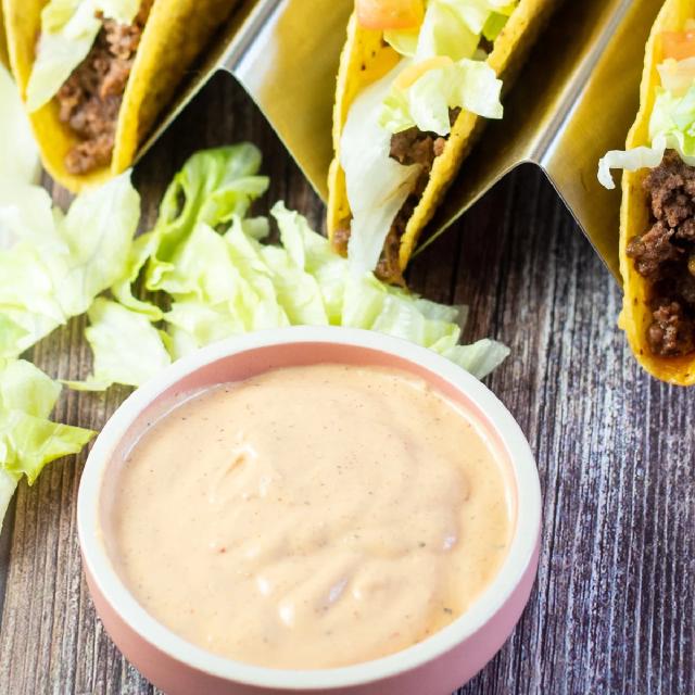 un bol de sauce tacos avec dans le fond des tacos