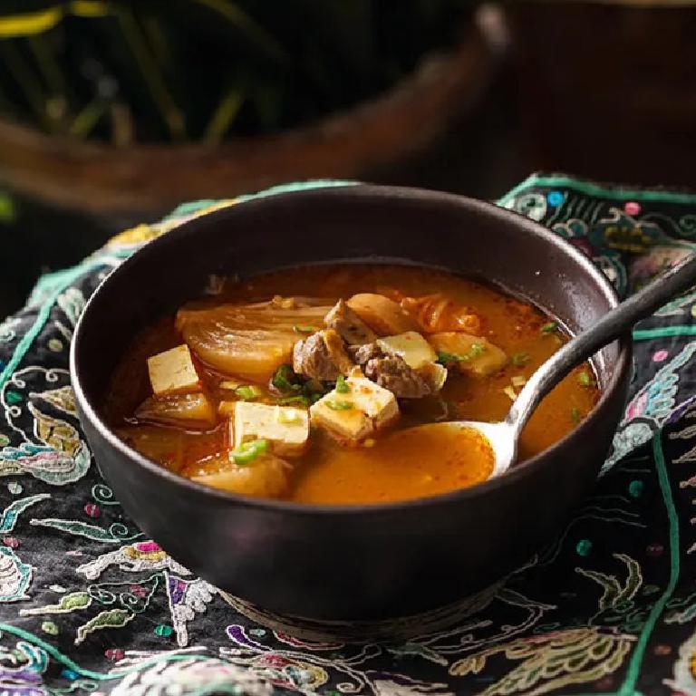 Un bol de soupe au porc et au kimchi