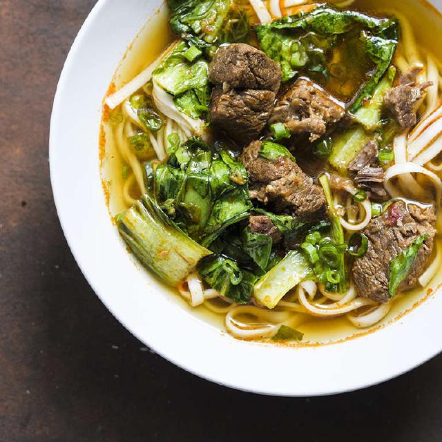 un bol de soupe au boeuf, au chou pak choï et aux pâtes chinoises
