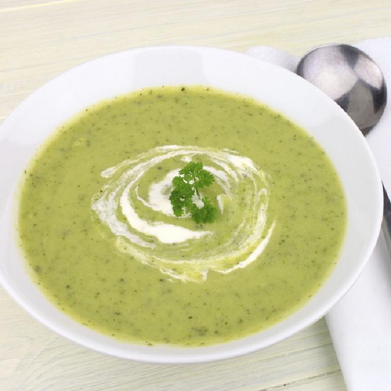 une assiette de soupe de légumes mixés