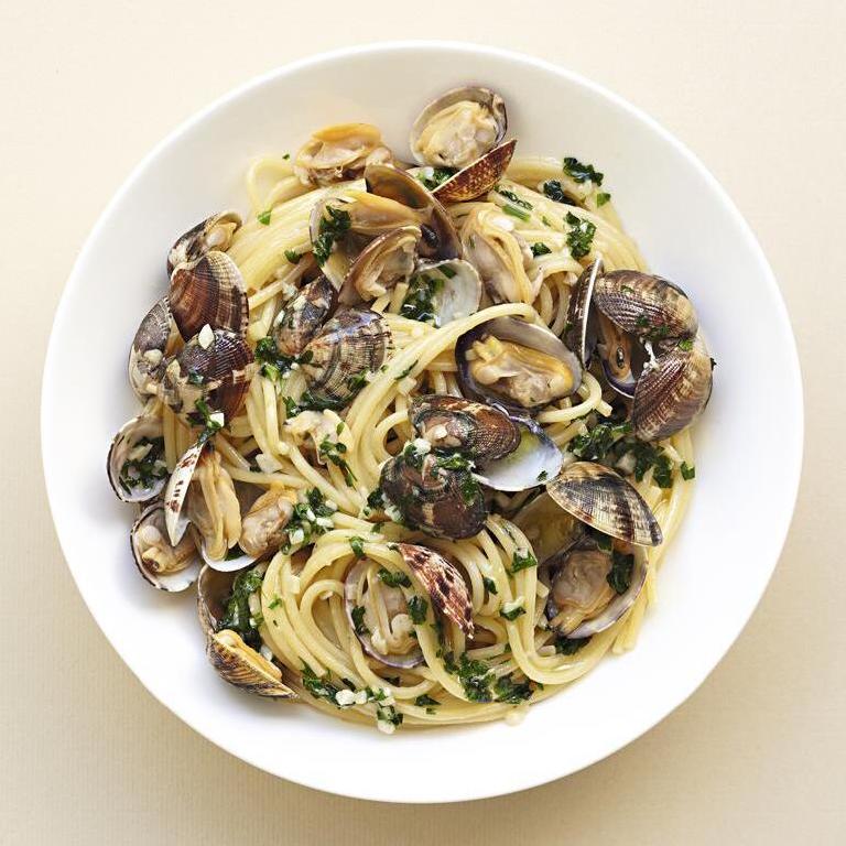 une assiette de spaghetti aux palourdes