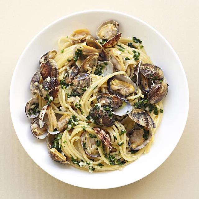 une assiette de spaghetti aux palourdes