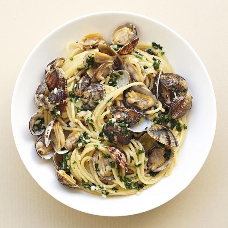 une assiette de spaghetti aux palourdes