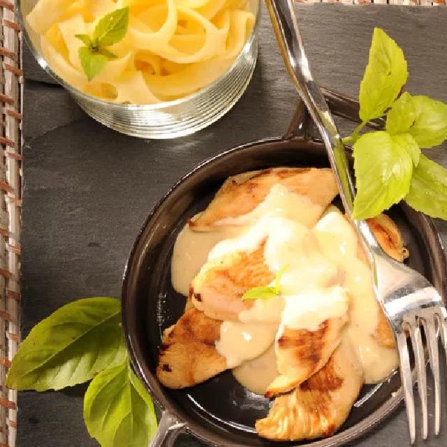 Des blancs de poulet nappés d'une sauce au basilic