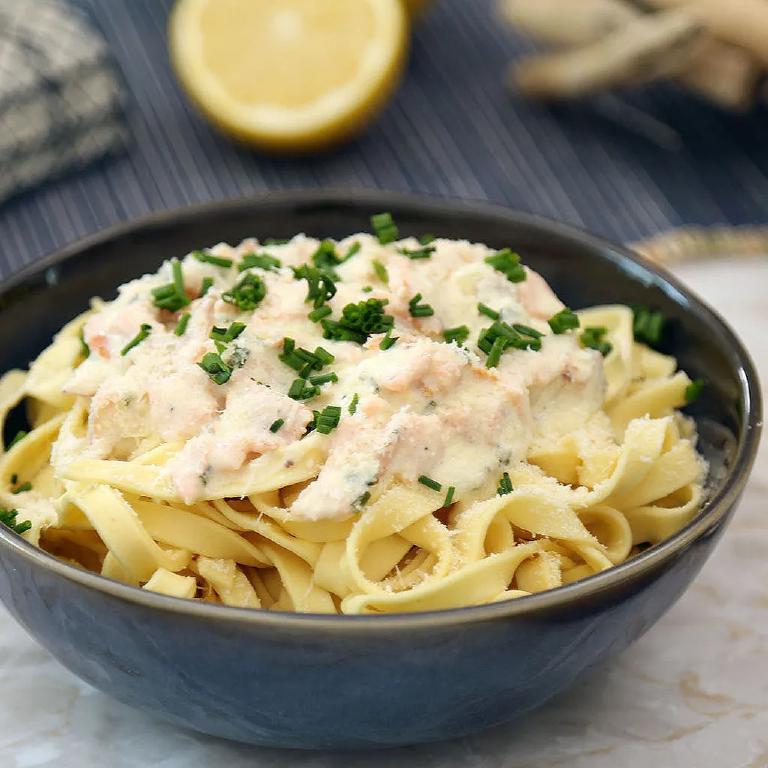 une assiette avec des tagliatelles au saumon