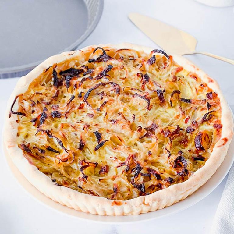 Une tarte à l'oignon dans un plat de service