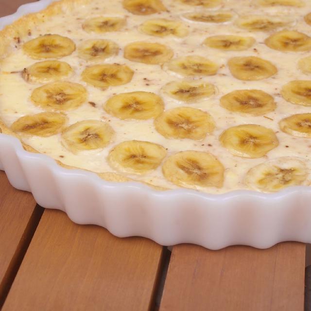 une tarte à la banane dans son moule de cuisson