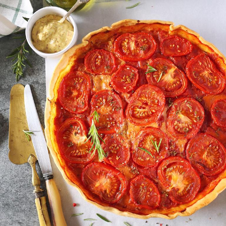 une tarte à la tomate et au fromage