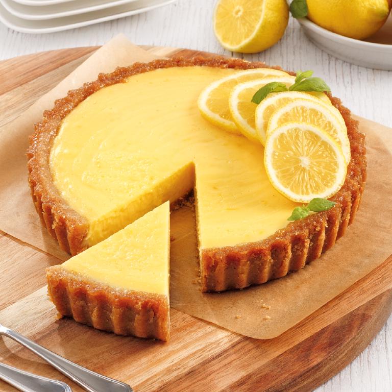 Une tarte au citron sur son plat de service