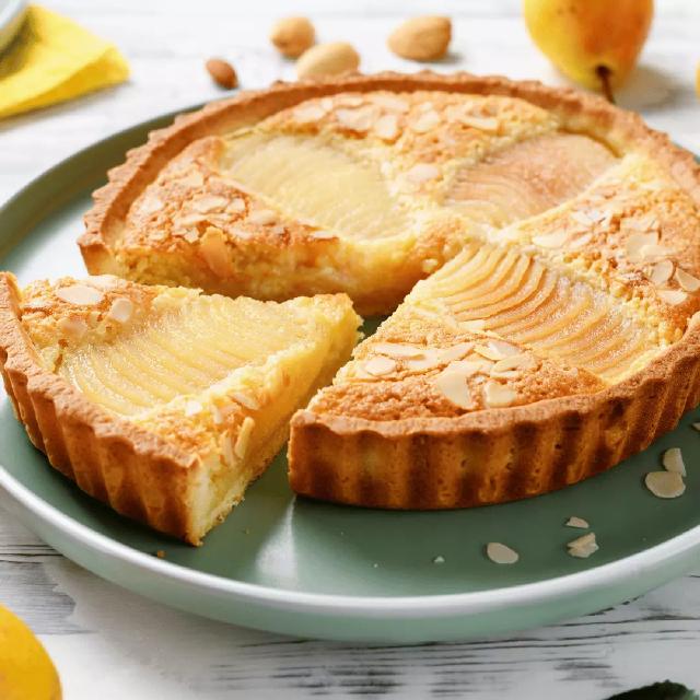 une tarte bourdaloue ou amandine, à base de pate sablée, de frangipane et de poires pochées