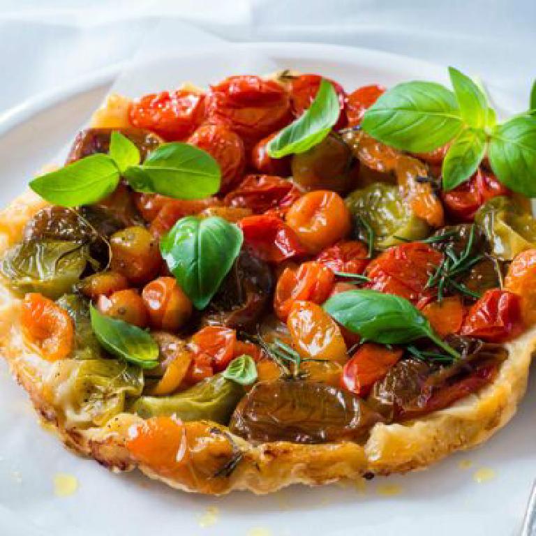 Une tarte tatin de tomates cerises sur son plat de service