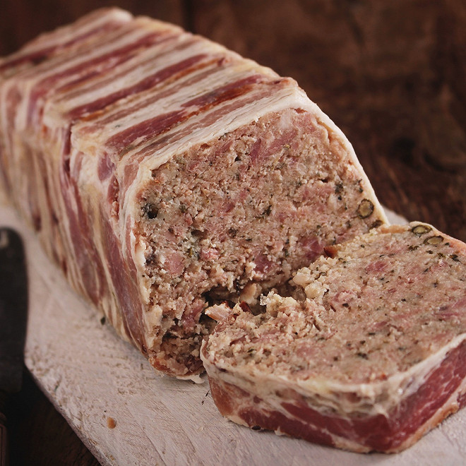 Une terrine de faisan en partie découpée