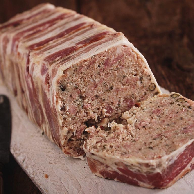 Une terrine de faisan en partie découpée