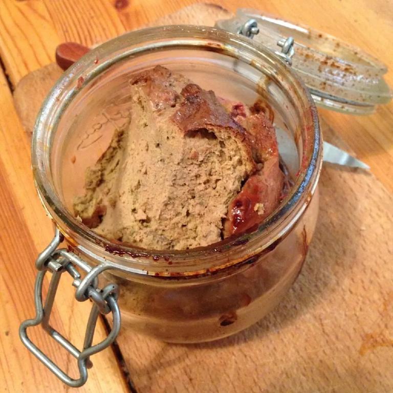 un bocal entamé de terrine de foie de volaille