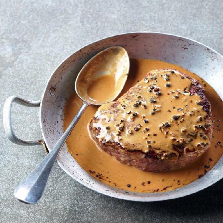 Une pièce de boeuf dans le filet avec sa sauce au poivre et au whisky
