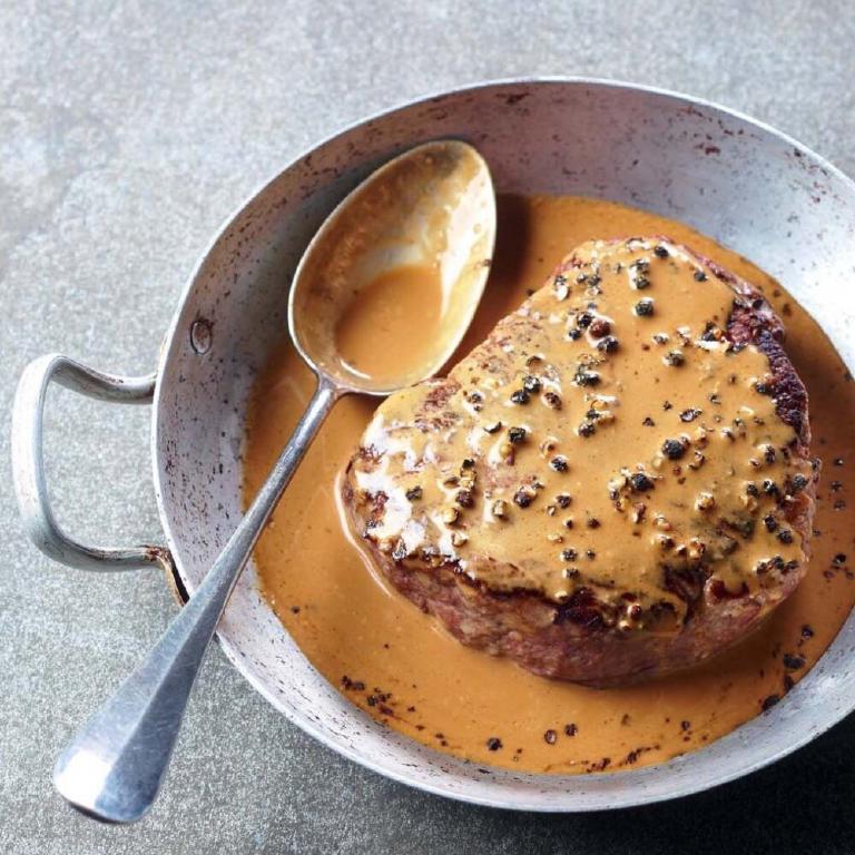 un tournedos de boeuf nappé de sauce au poivre vert