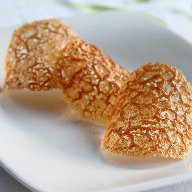 Trois tuiles aux amandes, légères dans une assiette