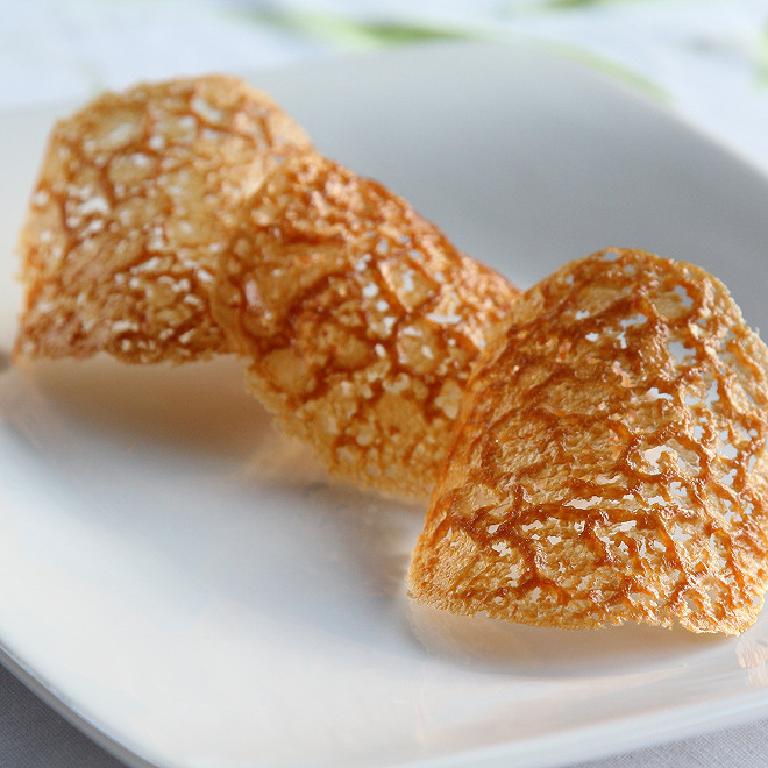 Trois tuiles aux amandes, légères dans une assiette